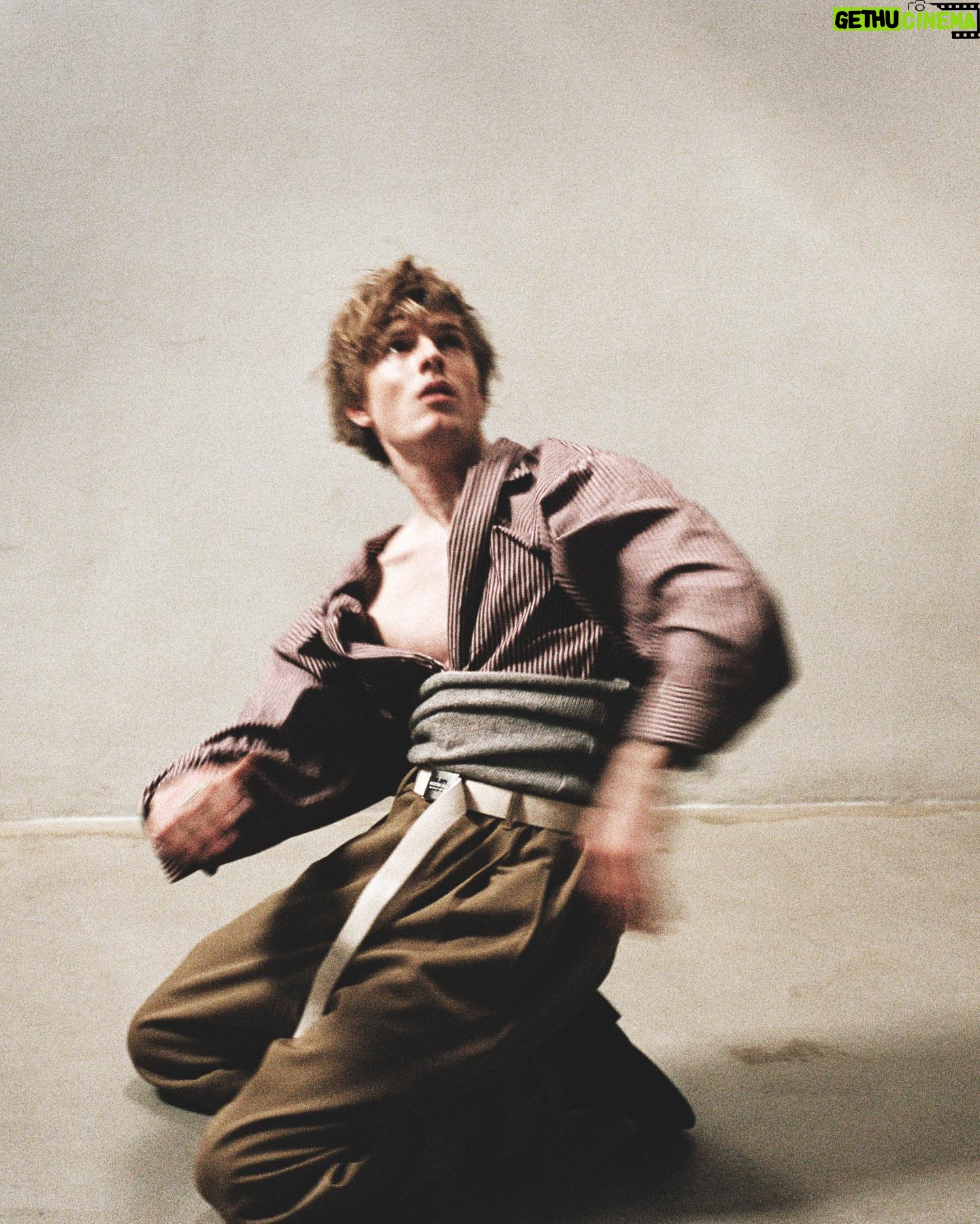 Louis Hofmann - 136K Likes - GQ Cover || thank you @gq_germany
Photographer: Drew Jarrett @drewjarrett1
Photo Assistant: Simon Melber @si_melber_shoots
Grooming: Charley McEwen @charley.mcewen
Styling: Stuart Williamson @stuartvwilliamson
Styling Assistant: Lizzie Ash @lizzie_ash
Tailor: Anissa Aouar
Production: Pauline Creac'h & Natalie Bertaux from Supervision
Post-Production: Kapture NYC
Set Design: Alun Davies
Set Assistant: Megan McCowan , casting: @dominikwho , interview / author : @ulfpape