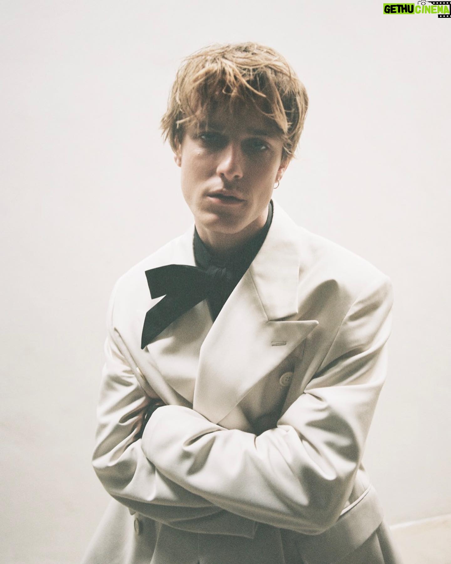 Louis Hofmann - 136K Likes - GQ Cover || thank you @gq_germany
Photographer: Drew Jarrett @drewjarrett1
Photo Assistant: Simon Melber @si_melber_shoots
Grooming: Charley McEwen @charley.mcewen
Styling: Stuart Williamson @stuartvwilliamson
Styling Assistant: Lizzie Ash @lizzie_ash
Tailor: Anissa Aouar
Production: Pauline Creac'h & Natalie Bertaux from Supervision
Post-Production: Kapture NYC
Set Design: Alun Davies
Set Assistant: Megan McCowan , casting: @dominikwho , interview / author : @ulfpape