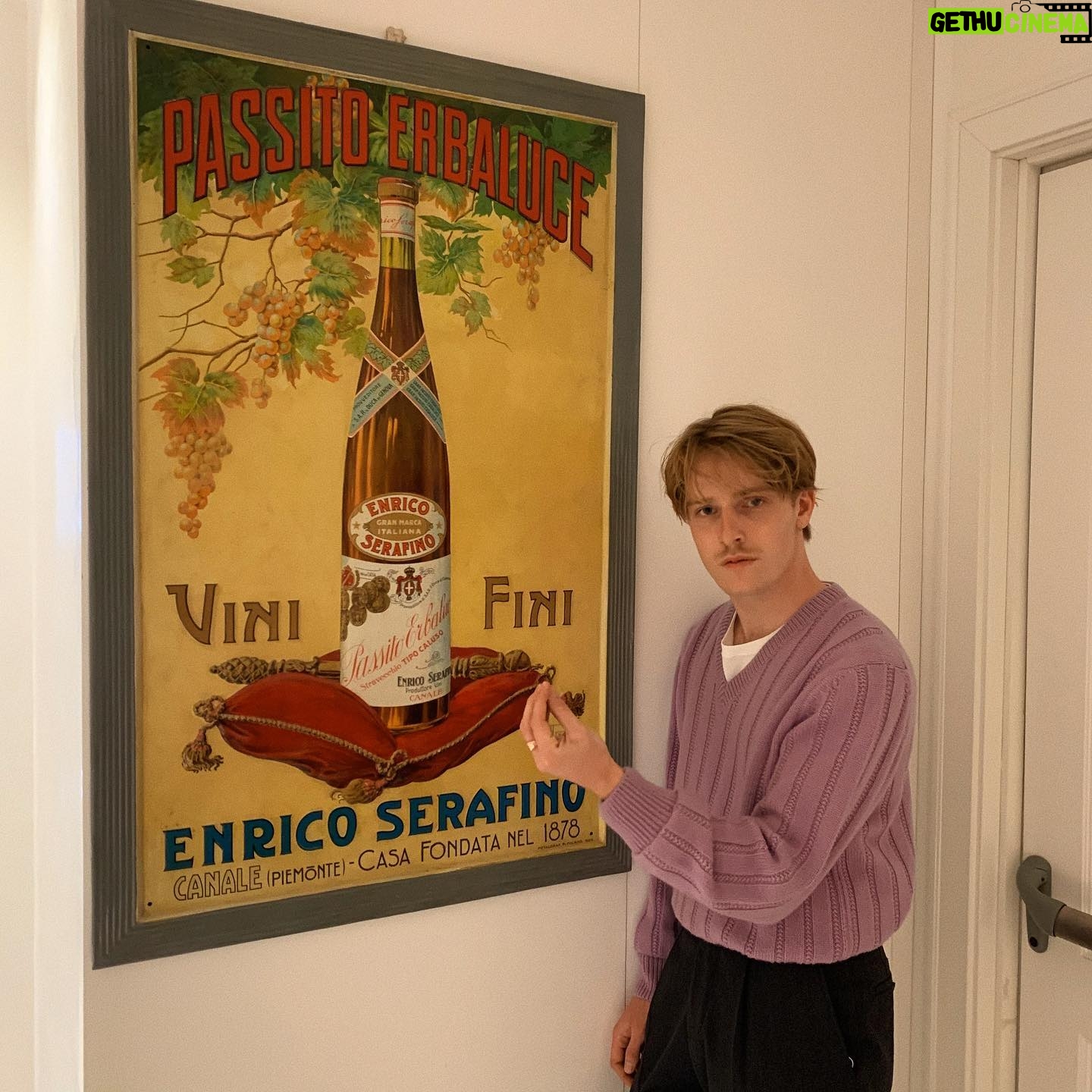 Louis Hofmann - 381.7K Likes - Hello MTV and welcome to my crib // @boss #BOSSspring21 #anzeige