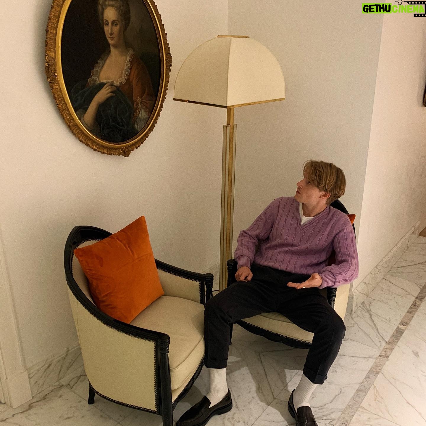Louis Hofmann - 381.7K Likes - Hello MTV and welcome to my crib // @boss #BOSSspring21 #anzeige