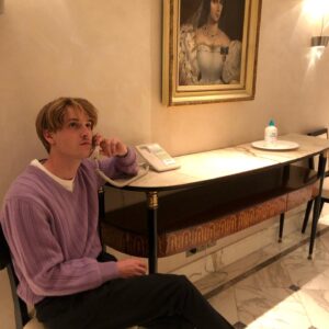 Louis Hofmann Instagram - Hello MTV and welcome to my crib // @boss #BOSSspring21 #anzeige
