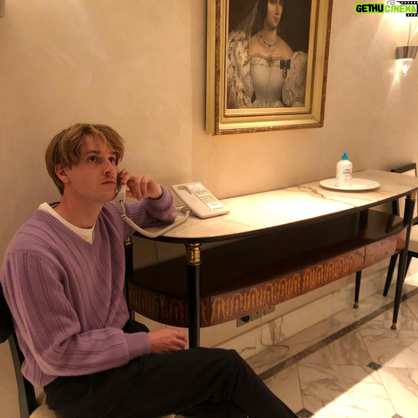 Louis Hofmann - 381.7K Likes - Hello MTV and welcome to my crib // @boss #BOSSspring21 #anzeige