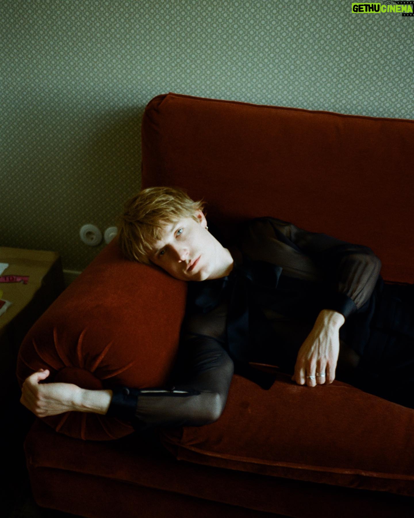 Louis Hofmann - 106.6K Likes - Draw me like one of your French girls // getting ready for @ysl by @anthonyvaccarello in Berlin
photos by @miriam_marlene
Grooming by @goldig