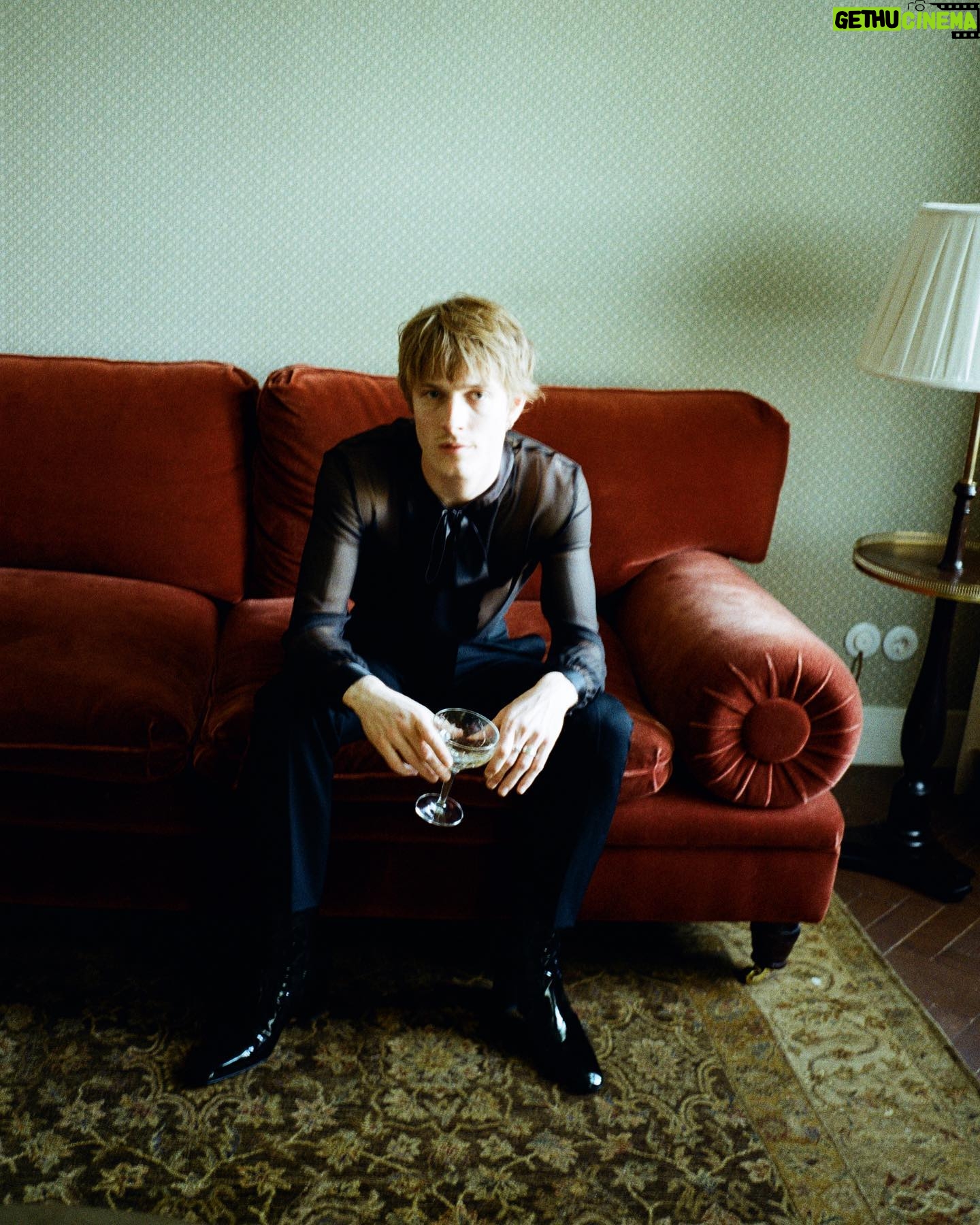 Louis Hofmann - 106.6K Likes - Draw me like one of your French girls // getting ready for @ysl by @anthonyvaccarello in Berlin
photos by @miriam_marlene
Grooming by @goldig