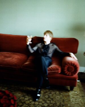 Louis Hofmann Instagram - Draw me like one of your French girls // getting ready for @ysl by @anthonyvaccarello in Berlin 

photos by @miriam_marlene 
Grooming by @goldig