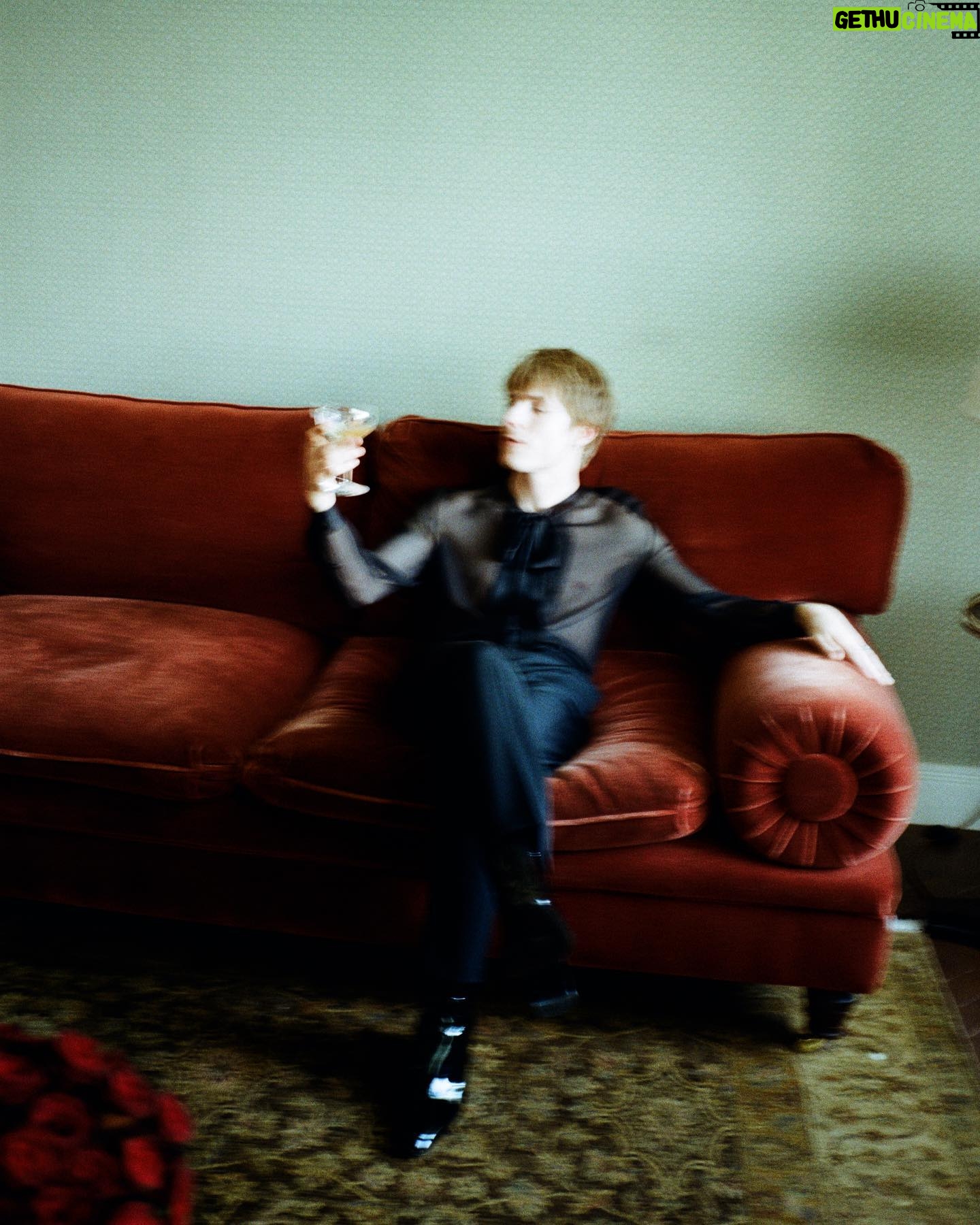 Louis Hofmann - 106.6K Likes - Draw me like one of your French girls // getting ready for @ysl by @anthonyvaccarello in Berlin
photos by @miriam_marlene
Grooming by @goldig