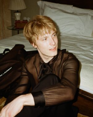 Louis Hofmann Instagram - Draw me like one of your French girls // getting ready for @ysl by @anthonyvaccarello in Berlin 

photos by @miriam_marlene 
Grooming by @goldig