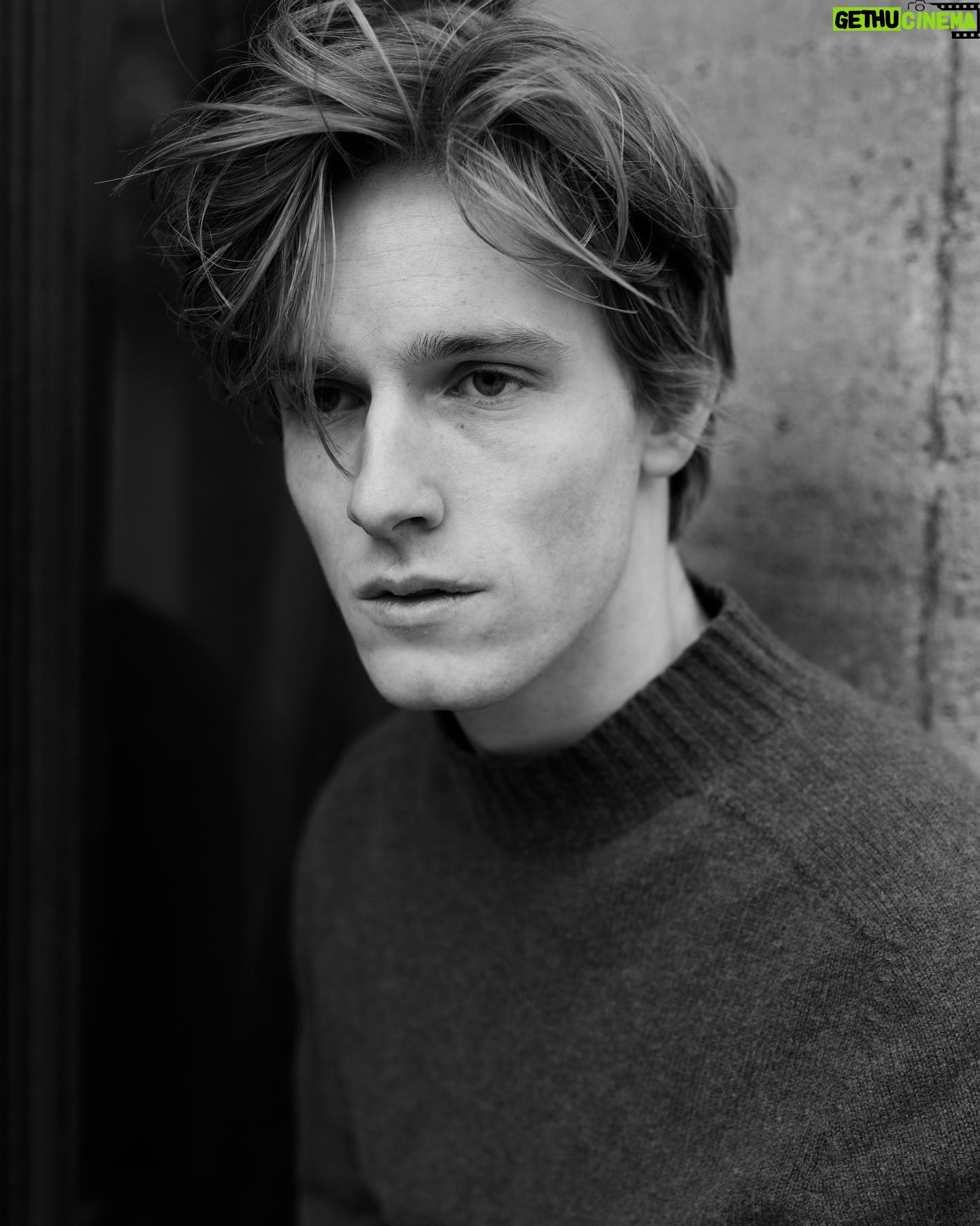 Louis Hofmann - 398.5K Likes - @jakob.fliedner did it again . #goodbyemullet