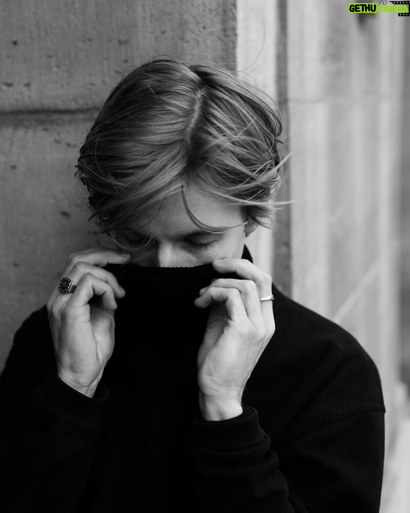 Louis Hofmann - 398.5K Likes - @jakob.fliedner did it again . #goodbyemullet