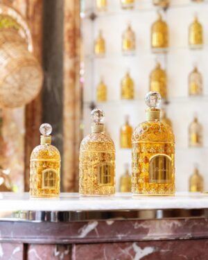 Louis Koo Instagram - 與 @guerlain 合作多年，終於有機會嚟到法國香榭麗大道總店 🗼
參觀咗有關 Bee Bottle 嘅展覽 'Chère Eugênie.. ‘ ，了解到品牌如何以呢一支香水成功令一位皇后解決長年嘅頭痛問題，再從而瘋魔整個歐洲皇室貴族嘅故事。

店內仲有好多珍藏香水，每件都是藝術品，稀有珍貴，令人目不暇給。我都想私藏1-2支返屋企擺下，問問品牌PR有冇折先？😏

再次感謝 Guerlain 是次邀請，法國之旅更多精彩花絮之後送上 🐝

@Guerlain #Guerlain #GuerlainHK #GuerlainFragrance #BeeBottle #FlaconAuxAbeilles #SavoirFaire #LouisKooInParis