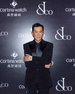 Louis Koo Instagram - 挑戰不可能，從來都是我的工作熱誠。

戴上Jacob & Co. 特別訂製全球唯一Bugatti Chiron Tourbillon款式，一同慶祝品牌首間香港專門店盛大開幕，讓想像不再受限，以創新定義不可能 

@jacobandco @cortinawatch
#jacobandco #cortinawatch #InspiredByTheImpossible