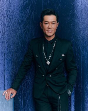 Louis Koo Instagram - 昨天聯同 @chrissienana @angela.yuen @fish331 @l_for_louise 出席 De Beers廣東道旗艦店開幕

店長趁此機會悉心講解 The Alchemist of Light高級珠寶系列 - 讚頌光的自然魔力。而我身上穿戴的是Dusk Reflection 套組以粉紅色和白色為基調，靈感來自於夕陽在地平線上綻放出的柔和光芒。

#DeBeers #DeBeersHK #WhereItBegins #TheAlchemistofLight @debeersofficial