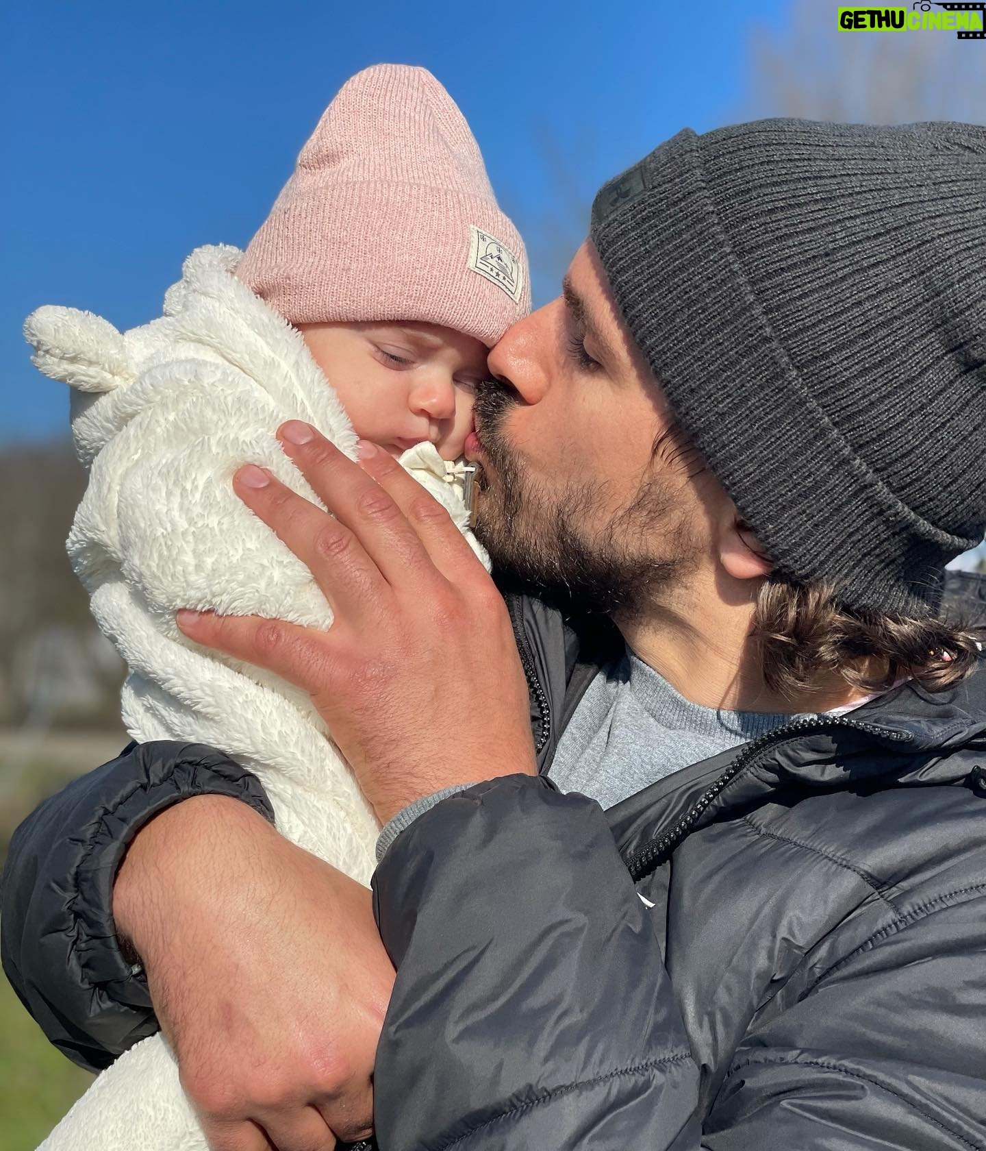 Louis-Philippe Lacroix - 11.7K Likes - 30h done ✅🥵💪🏼🙏🏻❤️
Quoi demander mieux pour finir qu’être avec ma belle p’tite fille! Je vous remercie du fond du cœur pour votre support au travers ma marche et vos dons! Vous êtes insane!🙏🏻 En espérant que ça puisse en motiver quelques uns à bouger un peu d’ici Noël! 😛 Un gros merci aussi à ma chum @catherinepeachh qui est venue me passer le temps ce matin en m’accompagnant!🍑 ..Time to relax now! Demain je vous reviens avec le feedback des dons amassés et pour répondre à vos questions concernants le challenge! D’ici là, vous pouvez encore profiter du rabais sur le #shortandsweetchallenge avec le don automatique de 2$ à l’unité des naissances de l’hôpital de St-Jérôme ❤️En espérant atteindre 1500$ et même plus! One love à vous tous! 48h ce sera l’année prochaine! #lol #mmmmm #baby #walk #30h