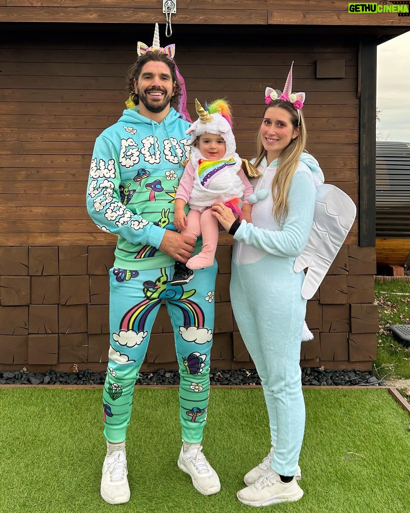 Louis-Philippe Lacroix - 7.5K Likes - Un monde imaginaire et de licornes pour son premier « vrai » Halloween. 🎃🦄❤️
#halloween #licorne #candy #imaginary #samiechou
