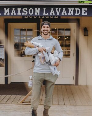 Louis-Philippe Lacroix Instagram - CONCOURS LAVANDE À VOLONTÉ 🥹🫶🏼

Courez la chance de remporter un gros ❗️500$❗️à la @maisonlavande pour célébrer ma marche de 24h et la sortie de mon tout nouveau Hybride challenge. Très belle idée pour vos futurs cadeaux de Noël btw! 🎅🏼🫡  La famille de la Maison Lavande a été touchée par la cause que j’ai choisie pour mon 24h de marche qui commence demain! La fondation du CHU Sainte-Justine a joué un rôle important dans l’histoire de Lou & c’est pour cette raison que mon amie Marjo a accepté de créer ce concours avec moi ET de vous offrir un
❗️code promo❗️exclusif à mon prochain challenge! La surprise se trouvera à l’intérieur du programme une fois acheté! 🫡💪🏼

Pour participer:
-Tag tes 2 ami(e)s qui aiment la lavande
-follow meeee @lp.ahlperformance   Parlant de challenge, je suis très heureux de pouvoir vous offrir un programme d’entraînement finalement conçu pour l’entraînement en gym. 🏋🏽
Pour les fans de l’entraînement maison, ne soyez pas inquiets car le programme sera aussi facile à effectuer de la maison avec seulement un peu d’équipements (élastiques,petits poids,banc). Programme efficace, 5 jours différents par semaine, conçu pour que le programme soit facile à faire même quand les gyms sont loadedddd! 🥲💪🏼, stimule la perte de gras, la tonification musculaire et la mise en forme générale! Only 24,99$, tu l’enregistres, tu l’as pour la vie! Have fun et bonne chance! 🫶🏼 #maisonlavande 
#walk #challenge #workout #fondation