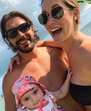 Louis-Philippe Lacroix Instagram - Sur un coup de tête on est parti, une famille dans le déni, maintenant c’est fini..! 🥲🌴🌞 #callmeeminem #eminem 

J’aurais pas pu demander mieux pour nos premières vacances en famille et à notre p’tite poule Samie chouuu🐓..Amis,famille,chaleur,soleil,game de hockey à mon chum,corona,New-York bref, le tout en santé!! We are blessed🙏🏻😍