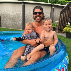 Louis-Philippe Lacroix Instagram - Sunday funday, pool crawl chilling in the big pool pour Liam, Novan et parrain!!❤️💦🏊🏼‍♂️ #pool #sunday #funday #love