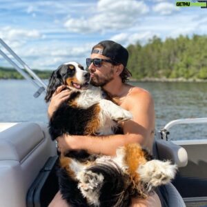 Louis-Philippe Lacroix Instagram - J’me pratique à donner de l’amour en masse à une chose qui bave en masse 🤤😪 .. #casenvient #baby #chalet