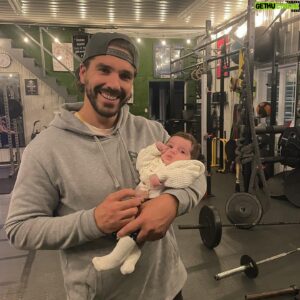 Louis-Philippe Lacroix Instagram - Premier shift ever à job pour Samie chou ce soir! Je prend pas de chances je la forme d’avance 😂..🥰💪🏼👶🏻#penuriemaindoeuvre #burpees #squat #AHL #futur trainer #baby