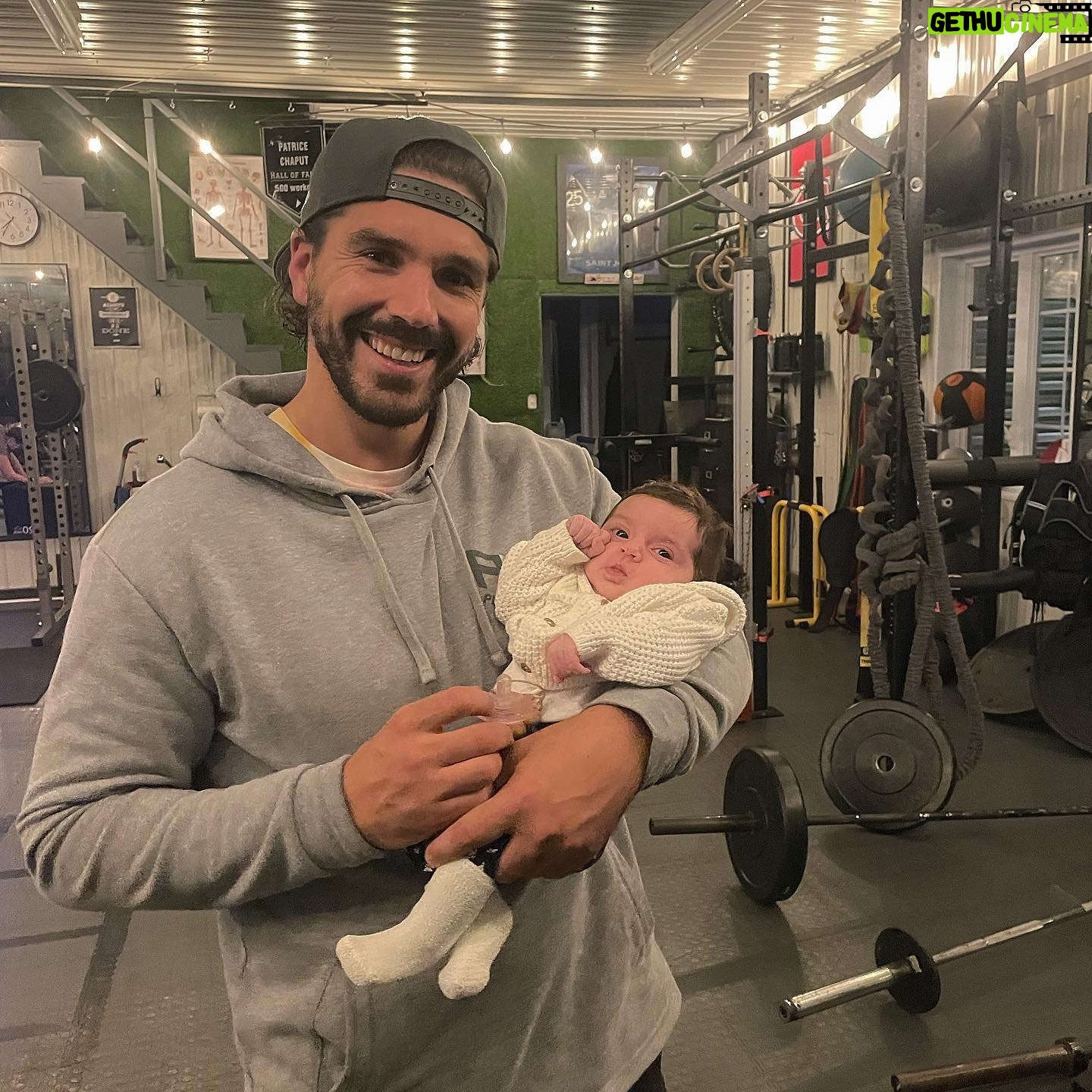 Louis-Philippe Lacroix - 7K Likes - Premier shift ever à job pour Samie chou ce soir! Je prend pas de chances je la forme d’avance 😂..🥰💪🏼👶🏻#penuriemaindoeuvre #burpees #squat #AHL #futur trainer #baby