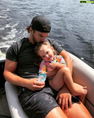 Louis-Philippe Lacroix Instagram - Bonne fête à ma puce de 2 ans! 🥳❤️

Tu me comble de bonheur depuis le jour que ta mère t’a mise au monde. Avant je croyais vouloir plus un gars qu’une fille comme enfant par contre depuis que tu fais fondre mon cœur jour après jour depuis maintenant 730 jours je peux confirmer que si c’était à refaire je voudrais une p’tite fille et non un gars 🥹❤️👧🏽. Contente, fatiguée, souriante,téméraire,ricaneuse,
chialeuse,sociable,affamée,peteuse..bref peu importe comment tu feel je t’aime toujours autant! 

Happy birthday Samie chouuuuu 💋❤️ 

#birthday #daughter #2yearsold #love