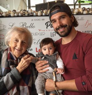 Louis-Philippe Lacroix Instagram - 82 ans de différence entre les 2 madames ici 🙏🏻❤️👵🏼👶🏻 #arrieregrandmaman #baby