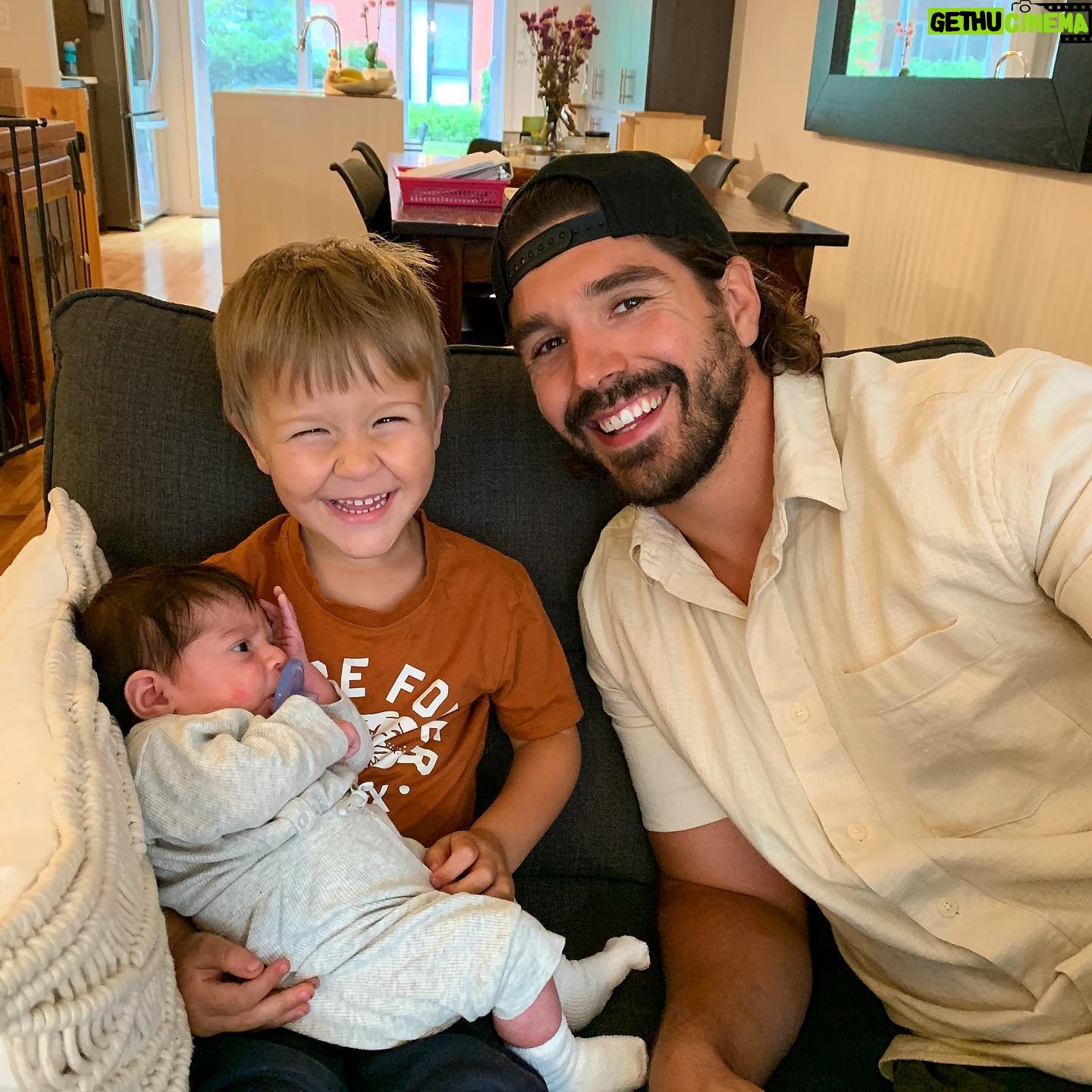 Louis-Philippe Lacroix - 4.7K Likes - Mon filleul trop happy de finalement rencontrer sa nouvelle cousine!
😍👦🏼👶🏻 #family #cousins #happy