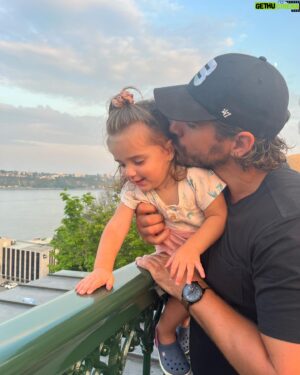 Louis-Philippe Lacroix Instagram - Bonne fête à ma puce de 2 ans! 🥳❤️

Tu me comble de bonheur depuis le jour que ta mère t’a mise au monde. Avant je croyais vouloir plus un gars qu’une fille comme enfant par contre depuis que tu fais fondre mon cœur jour après jour depuis maintenant 730 jours je peux confirmer que si c’était à refaire je voudrais une p’tite fille et non un gars 🥹❤️👧🏽. Contente, fatiguée, souriante,téméraire,ricaneuse,
chialeuse,sociable,affamée,peteuse..bref peu importe comment tu feel je t’aime toujours autant! 

Happy birthday Samie chouuuuu 💋❤️ 

#birthday #daughter #2yearsold #love