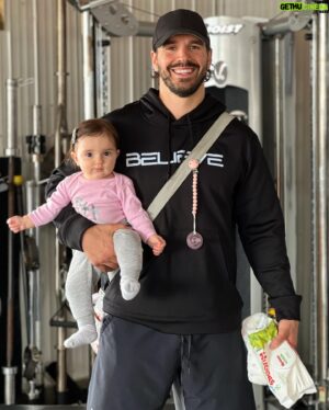 Louis-Philippe Lacroix Instagram - BIG BIG NEWS! 🔝🤰🏽👶🏻

Donc après avoir reçu tellement de demandes, je me sentais toujours mal de ne pas pouvoir répondes aux besoin donc ÇA Y EST..! Futures mamans,nouvelles mamans ou mamans tout simplement, je suis vraiment heureux de vous annoncer qu’un tout nouveau programme d’entraînement le Bellymama #challenge spécialement conçu pour vous en 2 parties(intra-grossesse et post-partum) fera sa sortie lors de la fête des mères!(concept tsé🤷🏽‍♂️😂) Donc un programme spécifique conçu pour la maison encore une fois en collaboration avec Kassandra Brochu,Kinésiologue spécialisée en périnatalité(qui à déjà passée par là btw😅👍🏼) qui répondra à la demande des filles qui voulaient garder la forme et bien préparer leur corps pour la grossesse et l’accouchement et le tout, en toute sécurité pour vous et votre futur baby 😍👶🏻. Je suis bin bin excité et j’ai vraiment hâte de vous montrer ça! Donc préparez-vous ça s’en vient! 💦🙏🏻

PS: Vous pouvez tagguer vos futurs partner de grossesse qui voudront embarquer avec vous ou tout simplement les futurs moms que vous connaissez qui aiment bouger question qu’elles se préparent! 😍🤰🏽💪🏼 
#mom #fitmom #workout #challenge #postpartum #pregnant