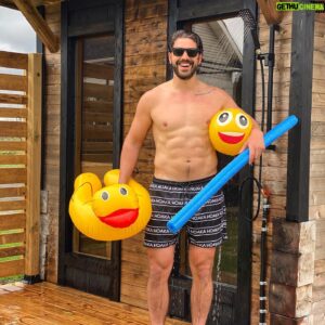 Louis-Philippe Lacroix Instagram - 🌴👙CONCOURS HOAKA 1000$   6 challenges👙🌴

Daddy’s happy!! On va se le dire, la chaleur, l’été, la plage, les voyages et le déconfinement s’en viennent et ça donne le goût d’être en maillot et en forme cette histoire là! 😍

Why not alors un p’tit;
-1000$ carte-cadeau de chez @hoaka_swimwear 🌸🌞
-Les 6 challenges d’entraînement conçus pour la maison que j’ai faits depuis 3 ans! 💪🏼💦

L’idéal package pour l’été on the way on va selllll dire! 👍🏼

Pour participer:
-Suivre ma page @lp.ahlperformance 
-Tag tes 2 partners d’été 🍹

On a 3100$ d’amassé en don à @leucan jusqu’à présent et on veut se rendre à 5k🙏🏻 Donc pour vous motiver à commencer l’entaînement je vais remettre 
5$/challenge vendu d’ici la fin du concours à la fondation   0,05$/commentaire! 

❌❌❌ Je DOUBLE les chances de gagner à tous ceux et celles qui se procurent le challenge #shortandsweetchallenge d’ici samedi minuit (link in bio 😎). 

Ceux qui l’ont déjà sont automatiquement admissibles! Let’s gooooooo 🤟🏼🤞🏼

#hoaka #vacation #swimwear #summer #workout #challenge