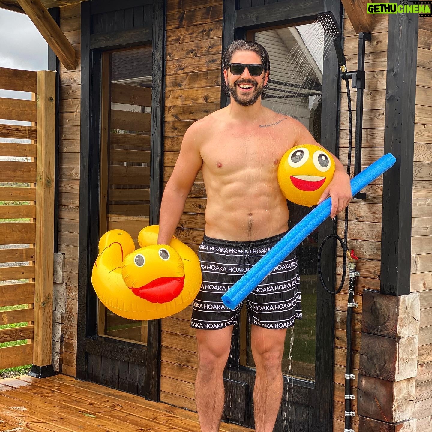 Louis-Philippe Lacroix - 6.1K Likes - 🌴👙CONCOURS HOAKA 1000$ 6 challenges👙🌴
Daddy’s happy!! On va se le dire, la chaleur, l’été, la plage, les voyages et le déconfinement s’en viennent et ça donne le goût d’être en maillot et en forme cette histoire là! 😍
Why not alors un p’tit;
-1000$ carte-cadeau de chez @hoaka_swimwear 🌸🌞
-Les 6 challenges d’entraînement conçus pour la maison que j’ai faits depuis 3 ans! 💪🏼💦
L’idéal package pour l’été on the way on va selllll dire! 👍🏼
Pour participer:
-Suivre ma page @lp.ahlperformance
-Tag tes 2 partners d’été 🍹
On a 3100$ d’amassé en don à @leucan jusqu’à présent et on veut se rendre à 5k🙏🏻 Donc pour vous motiver à commencer l’entaînement je vais remettre
5$/challenge vendu d’ici la fin du concours à la fondation 0,05$/commentaire!
❌❌❌ Je DOUBLE les chances de gagner à tous ceux et celles qui se procurent le challenge #shortandsweetchallenge d’ici samedi minuit (link in bio 😎).
Ceux qui l’ont déjà sont automatiquement admissibles! Let’s gooooooo 🤟🏼🤞🏼
#hoaka #vacation #swimwear #summer #workout #challenge