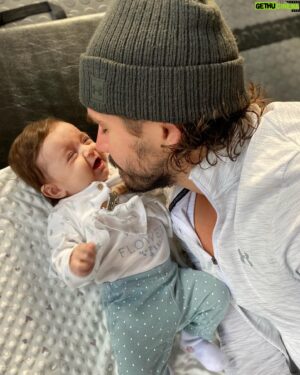 Louis-Philippe Lacroix Instagram - La face à Samie quand elle réalise que je viens de manger du Amir avec la sauce à l’ail et que je m’approche un peu trop.. 
SWIPE LEFT ▶️😂