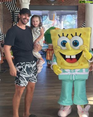 Louis-Philippe Lacroix Instagram - Faire des câlins à des mascottes pendant une semaine avec mes 2 blondes photo dump ❤️🫶🏼☀️🌴

#nickelodeon #spongebob #love