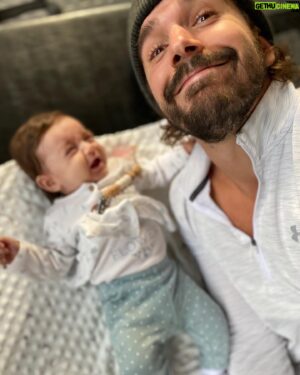 Louis-Philippe Lacroix Instagram - La face à Samie quand elle réalise que je viens de manger du Amir avec la sauce à l’ail et que je m’approche un peu trop.. 
SWIPE LEFT ▶️😂