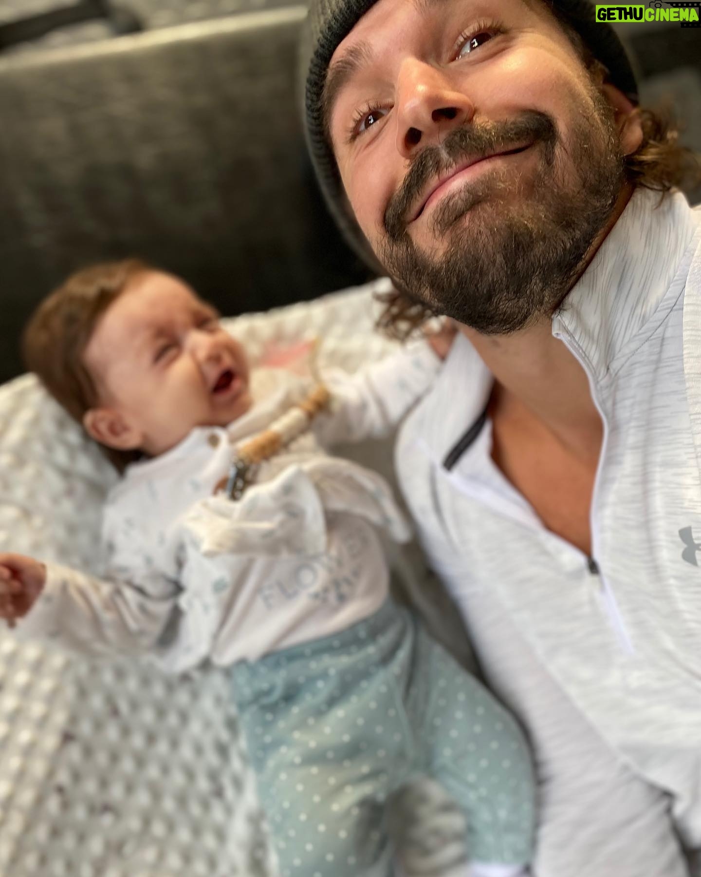 Louis-Philippe Lacroix - 6.5K Likes - La face à Samie quand elle réalise que je viens de manger du Amir avec la sauce à l’ail et que je m’approche un peu trop..
SWIPE LEFT ▶️😂
