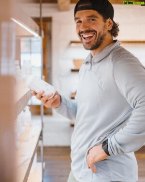 Louis-Philippe Lacroix Instagram - CONCOURS LAVANDE À VOLONTÉ 🥹🫶🏼

Courez la chance de remporter un gros ❗️500$❗️à la @maisonlavande pour célébrer ma marche de 24h et la sortie de mon tout nouveau Hybride challenge. Très belle idée pour vos futurs cadeaux de Noël btw! 🎅🏼🫡  La famille de la Maison Lavande a été touchée par la cause que j’ai choisie pour mon 24h de marche qui commence demain! La fondation du CHU Sainte-Justine a joué un rôle important dans l’histoire de Lou & c’est pour cette raison que mon amie Marjo a accepté de créer ce concours avec moi ET de vous offrir un
❗️code promo❗️exclusif à mon prochain challenge! La surprise se trouvera à l’intérieur du programme une fois acheté! 🫡💪🏼

Pour participer:
-Tag tes 2 ami(e)s qui aiment la lavande
-follow meeee @lp.ahlperformance   Parlant de challenge, je suis très heureux de pouvoir vous offrir un programme d’entraînement finalement conçu pour l’entraînement en gym. 🏋🏽
Pour les fans de l’entraînement maison, ne soyez pas inquiets car le programme sera aussi facile à effectuer de la maison avec seulement un peu d’équipements (élastiques,petits poids,banc). Programme efficace, 5 jours différents par semaine, conçu pour que le programme soit facile à faire même quand les gyms sont loadedddd! 🥲💪🏼, stimule la perte de gras, la tonification musculaire et la mise en forme générale! Only 24,99$, tu l’enregistres, tu l’as pour la vie! Have fun et bonne chance! 🫶🏼 #maisonlavande 
#walk #challenge #workout #fondation