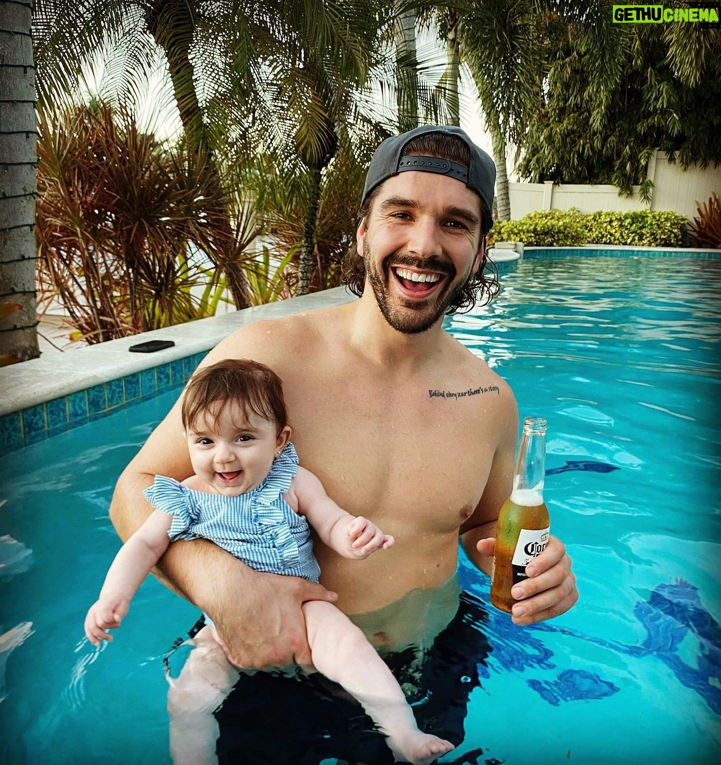 Louis-Philippe Lacroix - 6K Likes - Corona froide dans une main, Samie chou dans l’autre, le tout dans la piscine à big @jonnyhuby11 en flooo..Qu’est-ce tu veux de plus pour commencer l’année..🍺👶🏻🌴🌞🙏🏻 #coldbeer #bierefroide #corona #florida #freedom