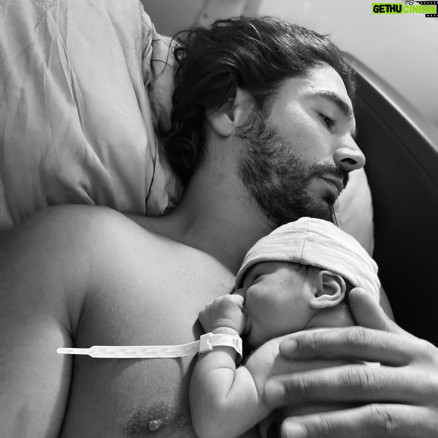 Louis-Philippe Lacroix - 27K Likes - Etttt ouiiii c’est fait!!👶🏻
Samedi le 7 août à 1h07 après nous avoir fait vivre quelques frousses à moi et à ma copine à la suite d’une césarienne d’urgence 🥲,est finalement née du haut de ses 50 petits centimètres et ses 6,7 petites livres notre petite fille Samie❤️🥰 Un bébé en santé, une tellement bonne et belle maman qui récupère super bien après son accouchement très demandant et stressant pour elle, je ne pourrais demander mieux! 🙏🏻 J’aimerais juste prendre un p’tit 2 minutes pour remercier de tout mon cœur l’équipe de l’unité de naissance de l’hôpital de Saint-Jérôme qui ont tellement bien pris soins de ma p’tite fille et de ma blonde du moment que nous sommes rentrés et ce, jusqu’à la sortie. Tout ça malgré le fait qu’ils sont en manque de personnel et que plusieurs hôpitaux dans la région leur envoient les cas d’accouchement car ils n’ont pas assez de staff. Sérieusement ça m’attriste de voir cela car pour moi le moment de transition du bébé et des parents de l’accouchement jusqu’à la sortie de l’hôpital est un des plus importants et marquants pour une famille. Ils ont un besoin urgent d’aide!🙏🏻 Bref, sur ce je remercie la vie et je me considère extrêmement chanceux d’avoir un bébé en santé! C’est le plus beau cadeau que la vie m’a fait depuis un maudit bout et tout cela me donne encore plus le goût de travailler fort et de continuer d’amasser le plus de sous possible via mes challenges pour diverses fondations aidants les enfants et familles qui n’ont pas cette chance! 🥺💪🏼 Sur ce, bonne soirée à vous tous! Je m’en vais faire ma job de père qui est de changer sa couche 😅💩 #baby #newborn #girl #daddy