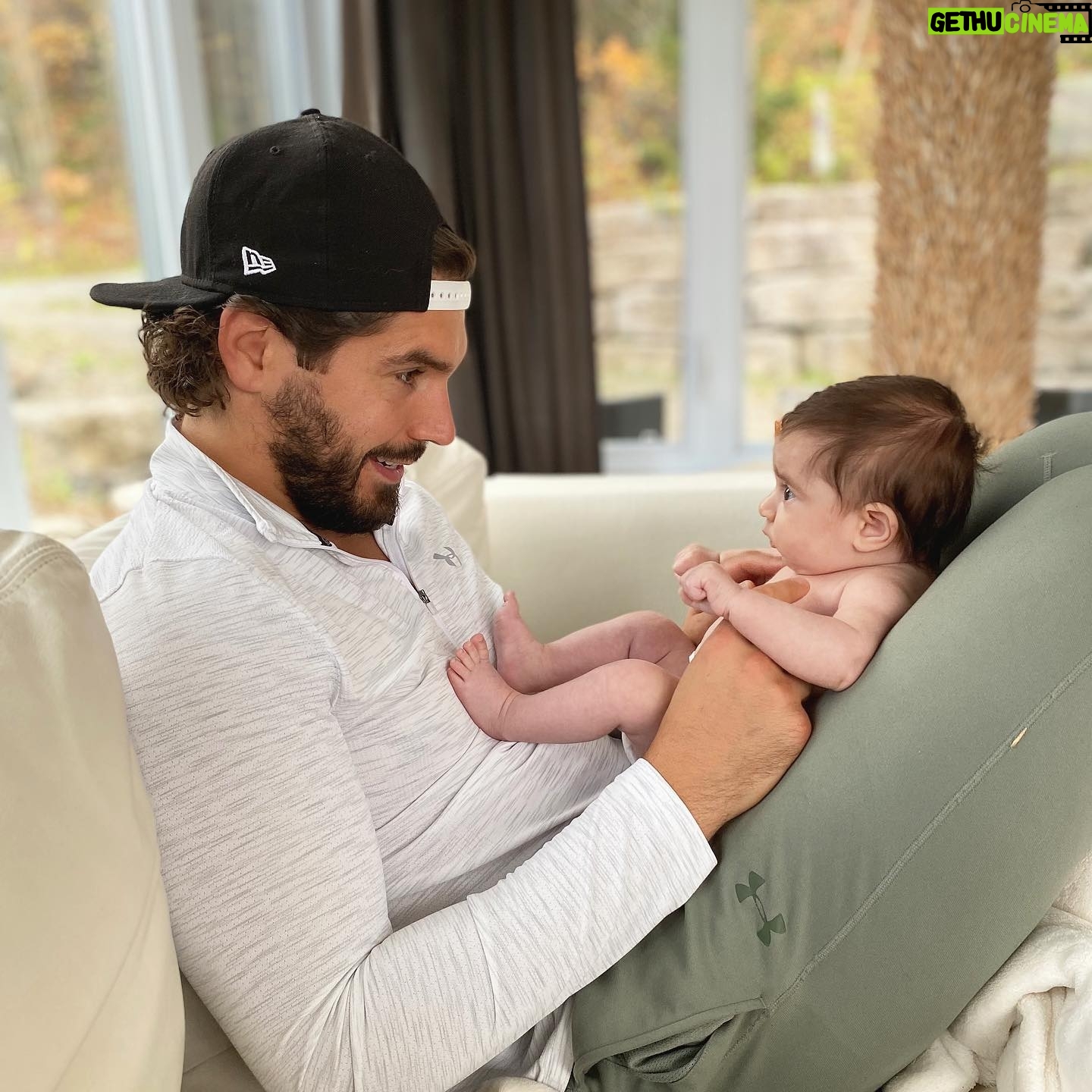 Louis-Philippe Lacroix - 7.1K Likes - Moi qui se dit chaque fois que je la regarde dans le fond des yeux; J’en reviens pas que j’ai créer cette petite puce là! 😫😍❤️👶🏻 #matop1 #love #baby #daddy