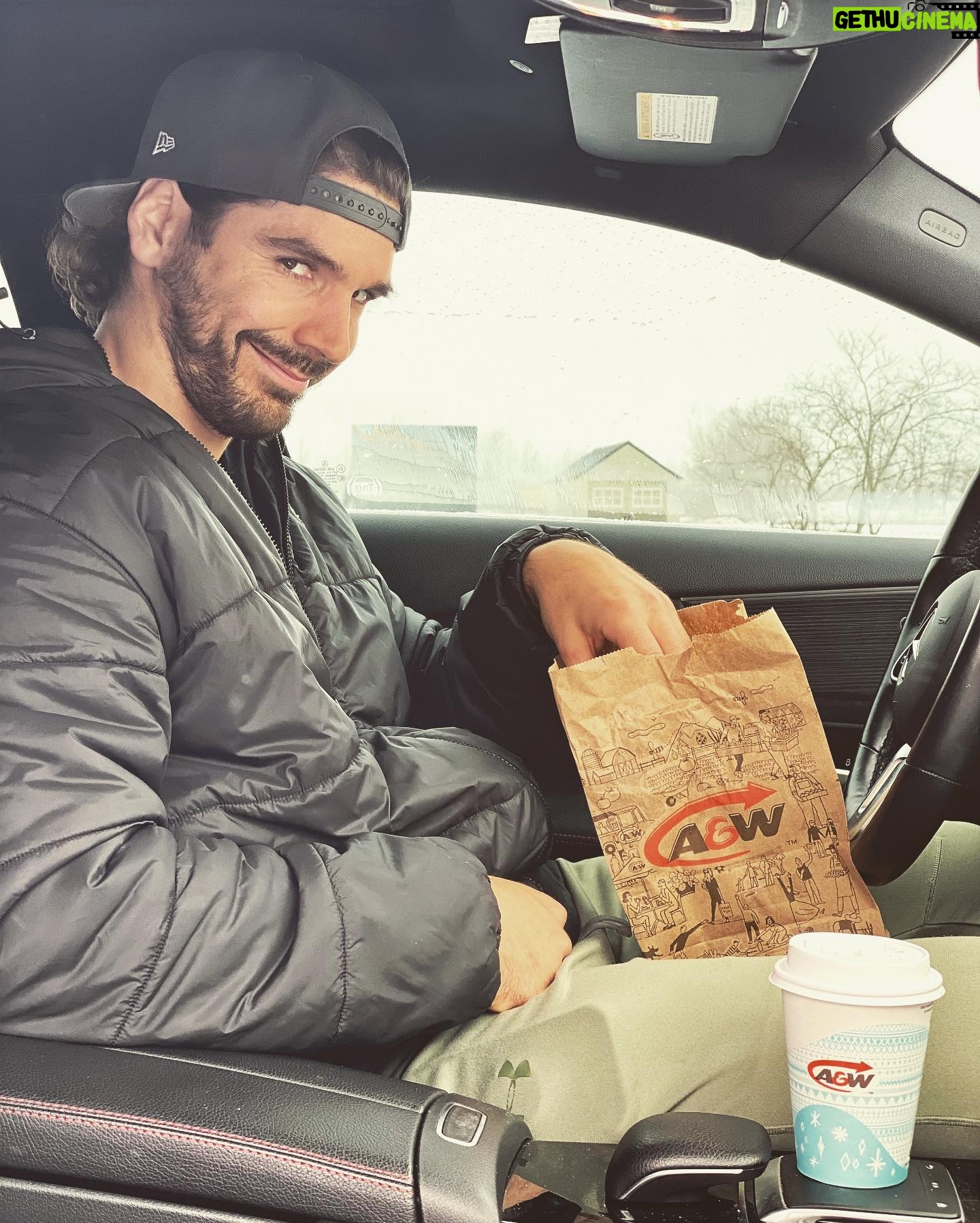 Louis-Philippe Lacroix - 5.4K Likes - Vous le savez, je prône un mode de vie sain, mais équilibré!💪🏼Comme tout le monde, ça m’arrive moi aussi de devoir manger « on the go » et quand j’ai à le faire, c’est au @awcanada que je vais, surtout pour déguster leur sandwich Chef-d’œuf avec saucisse accompagné d'un petit café noir. Le café est savoureux (quand tu le prends noir, c’est essentiel), bio et équitable, qu’est-ce que tu veux de plus? 🤷🏽♂️Voici donc mes étapes de déjeuner en voiture « on the go » :
-Étape 1 : Mettre ma main dans le sac pour prendre mon sandwich préféré 🤤
-Étape 2 : Sortir mon sandwich Chef-d’œuf avec saucisse et l’admirer😍
-Étape 3 : Prendre une bouchée sans pleurer tellement c’est bon🥲
-Étape 4 : Prendre une petite gorgée de café ☕️
-Étape 5 : Après un « kick » de caféine, je suis prêt à affronter le trafic!🤪
#pub #breakfast