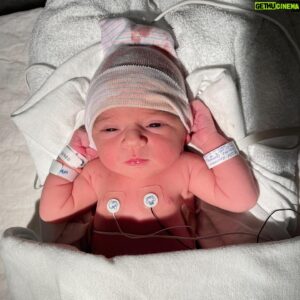 Louis-Philippe Lacroix Instagram - Etttt ouiiii c’est fait!!👶🏻 
Samedi le 7 août à 1h07 après nous avoir fait vivre quelques frousses à moi et à ma copine à la suite d’une césarienne d’urgence 🥲,est finalement née du haut de ses 50 petits centimètres et ses 6,7 petites livres notre petite fille Samie❤️🥰 Un bébé en santé, une tellement bonne et belle maman qui récupère super bien après son accouchement très demandant et stressant pour elle, je ne pourrais demander mieux! 🙏🏻 J’aimerais juste prendre un p’tit 2 minutes pour remercier de tout mon cœur l’équipe de l’unité de naissance de l’hôpital de Saint-Jérôme qui ont tellement bien pris soins de ma p’tite fille et de ma blonde du moment que nous sommes rentrés et ce, jusqu’à la sortie. Tout ça malgré le fait qu’ils sont en manque de personnel et que plusieurs hôpitaux dans la région leur envoient les cas d’accouchement car ils n’ont pas assez de staff. Sérieusement ça m’attriste de voir cela car pour moi le moment de transition du bébé et des parents de l’accouchement jusqu’à la sortie de l’hôpital est un des plus importants et marquants pour une famille. Ils ont un besoin urgent d’aide!🙏🏻 Bref, sur ce je remercie la vie et je me considère extrêmement  chanceux d’avoir un bébé en santé! C’est le plus beau cadeau que la vie m’a fait depuis un maudit bout et tout cela me donne encore plus le goût de travailler fort et de continuer d’amasser le plus de sous possible via mes challenges pour diverses fondations aidants les enfants et familles qui n’ont pas cette chance! 🥺💪🏼 Sur ce, bonne soirée à vous tous! Je m’en vais faire ma job de père qui est de changer sa couche 😅💩 #baby #newborn #girl #daddy