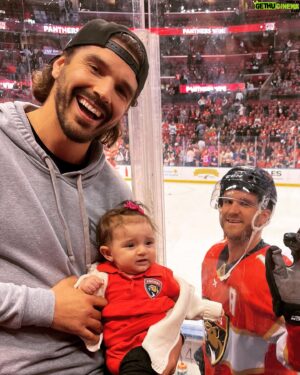 Louis-Philippe Lacroix Instagram - Game #3 round 1 cet après-midi pour notre chum @jonnyhuby11! Samie04 got your back brothaaaa! Gros chilling avec toutes tes chums au gym pour te regarder scorer 1-2 goals comme d’hab! Go @flapanthers go!  #madsamie #panthers #playoffs #hockey #baby