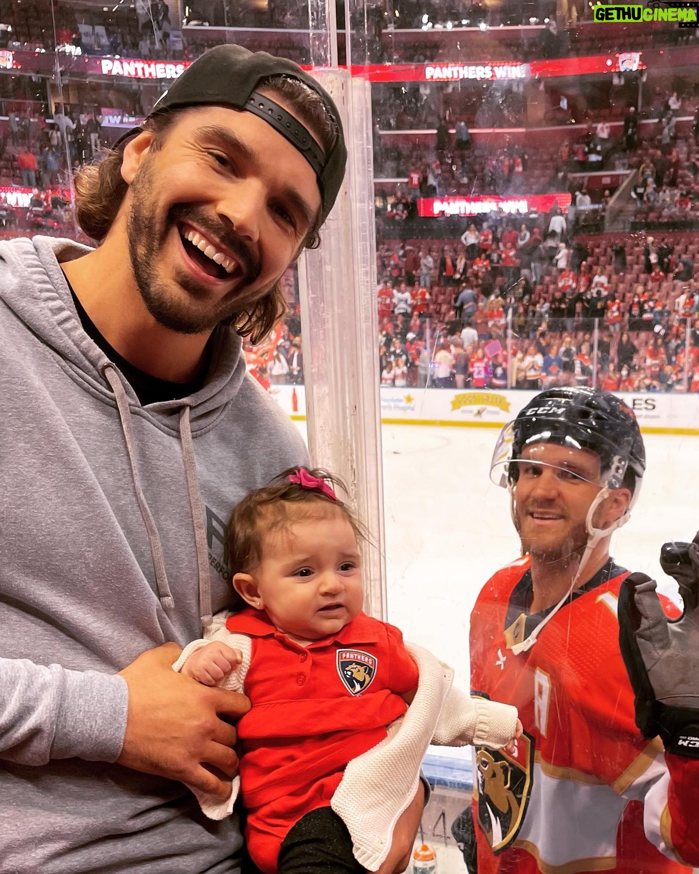 Louis-Philippe Lacroix - 5.3K Likes - Game #3 round 1 cet après-midi pour notre chum @jonnyhuby11! Samie04 got your back brothaaaa! Gros chilling avec toutes tes chums au gym pour te regarder scorer 1-2 goals comme d’hab! Go @flapanthers go! #madsamie #panthers #playoffs #hockey #baby