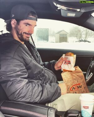 Louis-Philippe Lacroix Instagram - Vous le savez, je prône un mode de vie sain, mais équilibré!💪🏼Comme tout le monde, ça m’arrive moi aussi de devoir manger « on the go » et quand j’ai à le faire, c’est au @awcanada que je vais, surtout pour déguster leur sandwich Chef-d’œuf avec saucisse accompagné d'un petit café noir. Le café est savoureux (quand tu le prends noir, c’est essentiel), bio et équitable, qu’est-ce que tu veux de plus? 🤷🏽‍♂️Voici donc mes étapes de déjeuner en voiture « on the go » : 

-Étape 1 : Mettre ma main dans le sac pour prendre mon sandwich préféré 🤤 

-Étape 2 : Sortir mon sandwich Chef-d’œuf avec saucisse et l’admirer😍
 
-Étape 3 : Prendre une bouchée sans pleurer tellement c’est bon🥲 

-Étape 4 : Prendre une petite gorgée de café ☕️
 
-Étape 5 : Après un « kick » de caféine, je suis prêt à affronter le trafic!🤪

#pub #breakfast