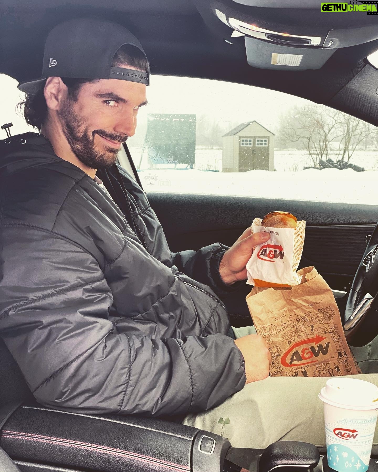 Louis-Philippe Lacroix - 5.4K Likes - Vous le savez, je prône un mode de vie sain, mais équilibré!💪🏼Comme tout le monde, ça m’arrive moi aussi de devoir manger « on the go » et quand j’ai à le faire, c’est au @awcanada que je vais, surtout pour déguster leur sandwich Chef-d’œuf avec saucisse accompagné d'un petit café noir. Le café est savoureux (quand tu le prends noir, c’est essentiel), bio et équitable, qu’est-ce que tu veux de plus? 🤷🏽♂️Voici donc mes étapes de déjeuner en voiture « on the go » :
-Étape 1 : Mettre ma main dans le sac pour prendre mon sandwich préféré 🤤
-Étape 2 : Sortir mon sandwich Chef-d’œuf avec saucisse et l’admirer😍
-Étape 3 : Prendre une bouchée sans pleurer tellement c’est bon🥲
-Étape 4 : Prendre une petite gorgée de café ☕️
-Étape 5 : Après un « kick » de caféine, je suis prêt à affronter le trafic!🤪
#pub #breakfast