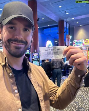 Louis-Philippe Lacroix Instagram - Merci à tout le monde qui étaient présents pour notre union ce week-end! C’était très #lit. Gros gain au Casino en plus! Drink on me! ❤️👰🏼‍♀️🤵🏽‍♂️💸