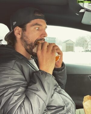 Louis-Philippe Lacroix Instagram - Vous le savez, je prône un mode de vie sain, mais équilibré!💪🏼Comme tout le monde, ça m’arrive moi aussi de devoir manger « on the go » et quand j’ai à le faire, c’est au @awcanada que je vais, surtout pour déguster leur sandwich Chef-d’œuf avec saucisse accompagné d'un petit café noir. Le café est savoureux (quand tu le prends noir, c’est essentiel), bio et équitable, qu’est-ce que tu veux de plus? 🤷🏽‍♂️Voici donc mes étapes de déjeuner en voiture « on the go » : 

-Étape 1 : Mettre ma main dans le sac pour prendre mon sandwich préféré 🤤 

-Étape 2 : Sortir mon sandwich Chef-d’œuf avec saucisse et l’admirer😍
 
-Étape 3 : Prendre une bouchée sans pleurer tellement c’est bon🥲 

-Étape 4 : Prendre une petite gorgée de café ☕️
 
-Étape 5 : Après un « kick » de caféine, je suis prêt à affronter le trafic!🤪

#pub #breakfast