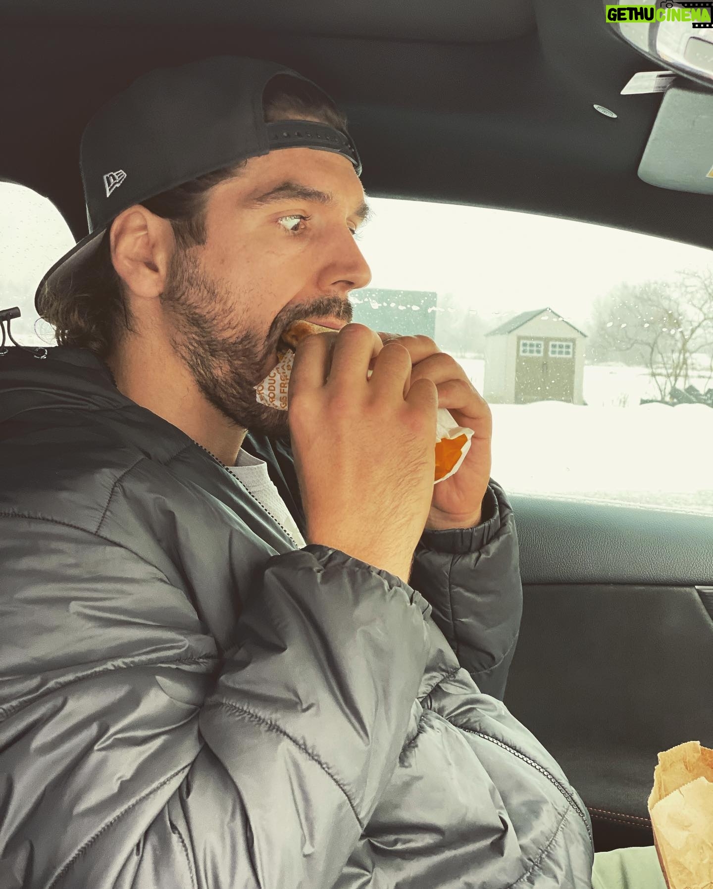 Louis-Philippe Lacroix - 5.4K Likes - Vous le savez, je prône un mode de vie sain, mais équilibré!💪🏼Comme tout le monde, ça m’arrive moi aussi de devoir manger « on the go » et quand j’ai à le faire, c’est au @awcanada que je vais, surtout pour déguster leur sandwich Chef-d’œuf avec saucisse accompagné d'un petit café noir. Le café est savoureux (quand tu le prends noir, c’est essentiel), bio et équitable, qu’est-ce que tu veux de plus? 🤷🏽♂️Voici donc mes étapes de déjeuner en voiture « on the go » :
-Étape 1 : Mettre ma main dans le sac pour prendre mon sandwich préféré 🤤
-Étape 2 : Sortir mon sandwich Chef-d’œuf avec saucisse et l’admirer😍
-Étape 3 : Prendre une bouchée sans pleurer tellement c’est bon🥲
-Étape 4 : Prendre une petite gorgée de café ☕️
-Étape 5 : Après un « kick » de caféine, je suis prêt à affronter le trafic!🤪
#pub #breakfast