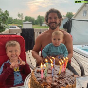 Louis-Philippe Lacroix Instagram - Finalement c’était eux mon plus beau cadeau de fête 😍😍🥳 Mais doux jésus…31 ans 👴🏼🥴😴 #birthday #31 #uncle