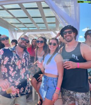 Louis-Philippe Lacroix Instagram - Retour aux sources #summer2018 David guetta avec les amis et Laurent! 😍🥹🫶🏼 Un mixte de nostalgie, sueur, poussée de gens, corps sableux et poussiereux, des vodkas sodas, mais surtout beaucoup de plaisir! #beachdayeveryday #guetta #2024 #summer #sexybitch
